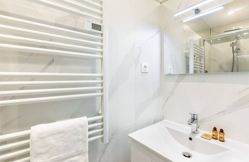 7th Arrondissement Apartment | Eiffel Tower - Renovated 4 people