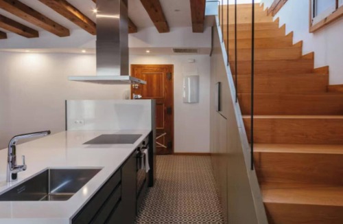 Ciutat Vella Apartment | Elegant and Spacious Apartment in the Heart of Barcelona