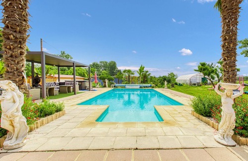 Septfonds House | Enjoy a relaxing and pleasant vacation in this tasteful and individual apartment.