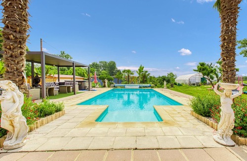 Septfonds House | Enjoy a relaxing and pleasant vacation in this tasteful and individual vacation apartment.