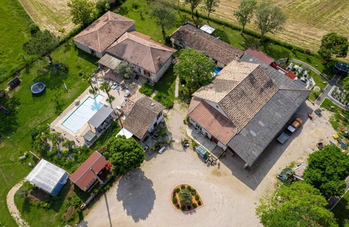 Septfonds House | Enjoy a relaxing and pleasant vacation in this tasteful and individual vacation apartment.