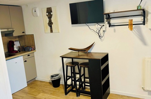 Verneuil-en-Halatte Apartment | Equipped garden level 20m2
