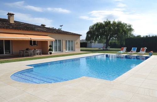 Calonge Villa | Just a 5-minute walk to the beach! Relax in style in this spacious villa.