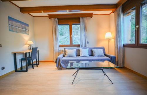 Aixirivall Apartment | Escapada Natural con Parking, Vistas y Jardín