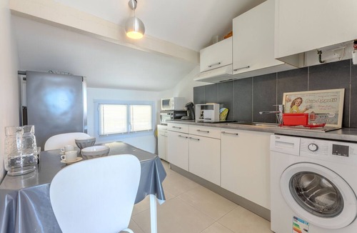 Frejus Plage Apartment | Evasion Maritime Apartment with Sea View, Wi-Fi and Air Conditioning