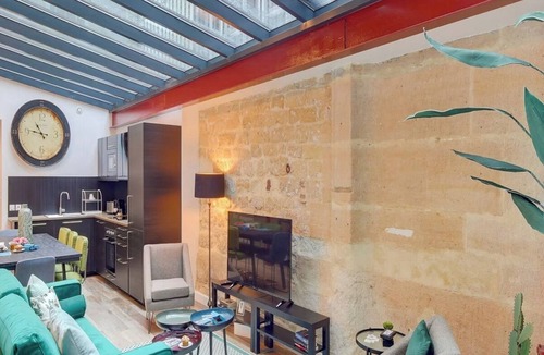 Quartier du Mail Apartment | Expansive skylights-a 4 bedroom Montrogueil luxury