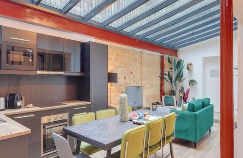 Quartier du Mail Apartment | Expansive skylights-a 4 bedroom Montrogueil luxury