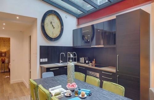 Quartier du Mail Apartment | Expansive skylights-a 4 bedroom Montrogueil luxury