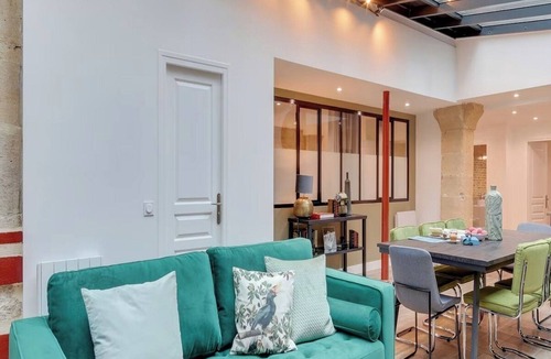 Quartier du Mail Apartment | Expansive skylights-a 4 bedroom Montrogueil luxury