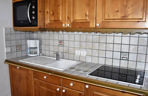 Pralognan-la-Vanoise Apartment | Family apartment with south balcony and parking in residential area