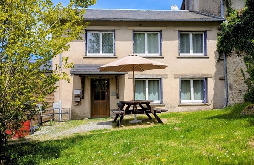Le Soulie House | Family Cottage in the Cool with Pool