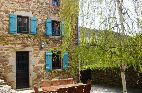 Villeneuve-dʼAllier Cottage | Family-Friendly Riverside Retreat with Game Room & Terrace in Scenic Allier