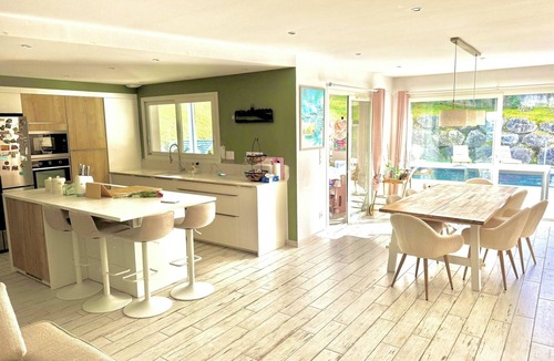 Urcuit House | Family home with pool and jacuzzi