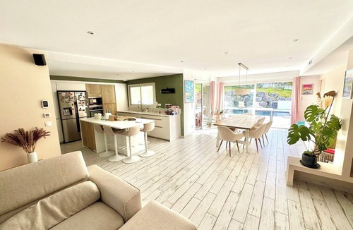 Urcuit House | Family home with pool and jacuzzi