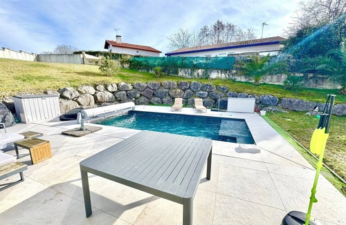 Urcuit House | Family home with pool and jacuzzi