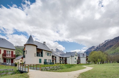 Peyragudes Apartment | Family Stay with Nearby Gondola Access