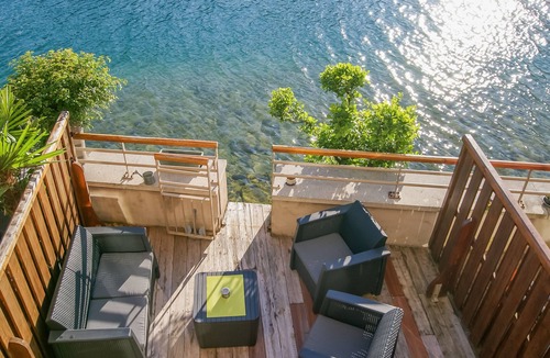 Duingt Condo | Feet in the water!
