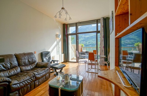 Duingt Condo | Feet in the water!