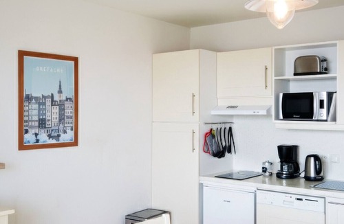 Plougonvelin Apartment | Flat with a balcony overlooking the sea, 50 metres from the beach