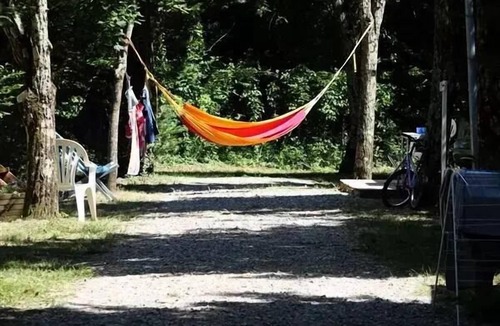 Saint-Privat Ski Chalet | Flower Camping Le Plan d'Eau - Ardèche * - Chalet STANDARD TRIANON 20m2 2 bedrooms - covered terrace + air conditioning 4 people