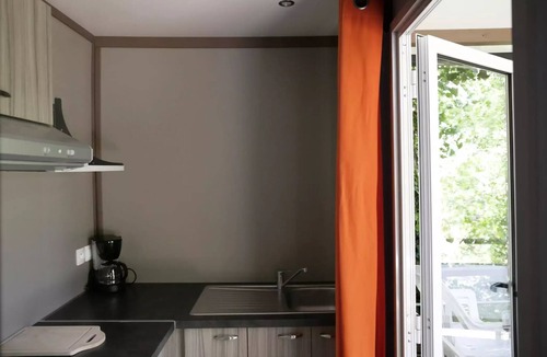 Saint-Privat Ski Chalet | Flower Camping Le Plan d'Eau - Ardèche * - Chalet CONFORT TIARE 32m2 3 bedrooms - Covered terrace + air conditioning 6 persons