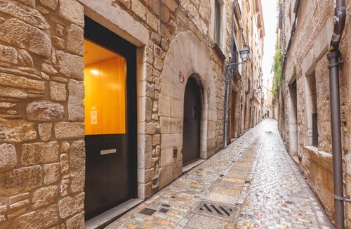 Barri Vell Apartment | Força 17 Pedra - Apartment Girona | Bravissimo