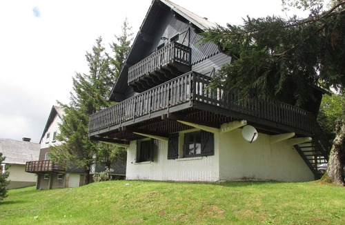 Besse-et-Saint-Anastaise Ski Chalet | Renovated chalet for 10 pers. near slopes, private parking