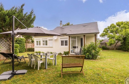 Saint-Martin de Brehal Cottage | Detached house with private garden - 4 guests