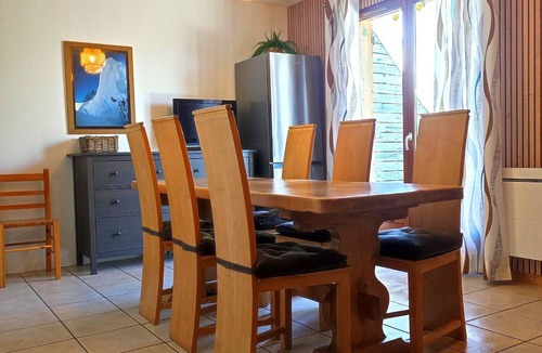 La Joue du Loup Ski Chalet | Cozy Chalet, Sleeps 7, Pool & Sauna Access, Near Shops & Restaurants