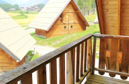 La Joue du Loup Ski Chalet | Cozy Chalet, Sleeps 7, Pool & Sauna Access, Near Shops & Restaurants