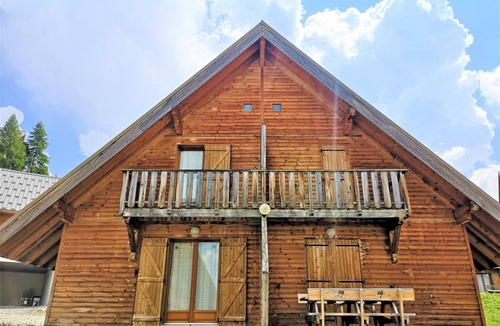 La Joue du Loup Ski Chalet | Cozy Chalet, Sleeps 7, Pool & Sauna Access, Near Shops & Restaurants