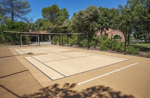 Saint-Maximin-la-Sainte-Baume Villa | Villa 'Hangaroa' with Wi-Fi and Air Conditioning
