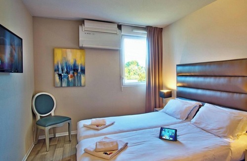 Lahonce Hotel | French Stylish Escape | 0.9 Miles to Historic Abbaye de Lahonce Site
