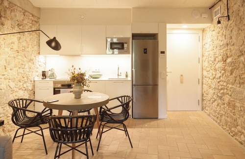 Barri Vell Apartment | Fully Equipped, Tranquil One-Bedroom Apartment