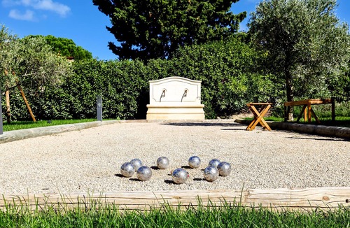 St.-Remy-de-Provence Villa | Fully renovated farmhouse with landscaped garden, pool & view 5mn walk from town