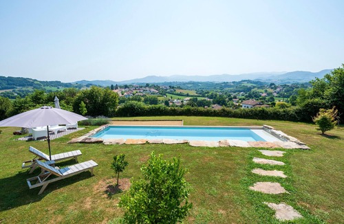 Sare House | Fully Renovated 16th-Century Farmhouse 20 Minutes from the Ocean, at the Foot of Hiking Trails