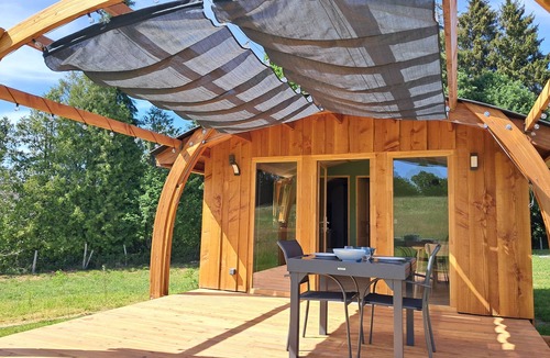 Saint-Merd-les-Oussines Cottage | Gîte Abeilles & Etoiles, Le Jardin des Abeilles