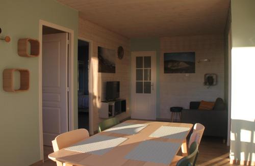 Saint-Cyprien House | Gîte de la Tuillère, maison contemporaine en bois avec vue et piscine