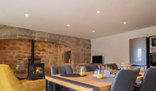 Saint-Laurent-de-Muret House | Gîte des amandines