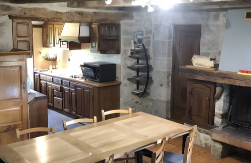 Bournazel House | Gîte Du Cayrou: private terrace, garden, Wi-Fi, family-friendly in Bournazel