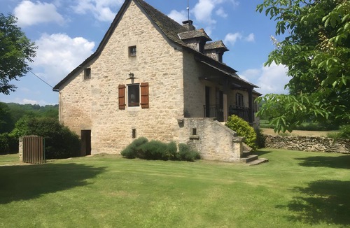 Bournazel House | Gîte Du Cayrou: private terrace, garden, Wi-Fi, family-friendly in Bournazel