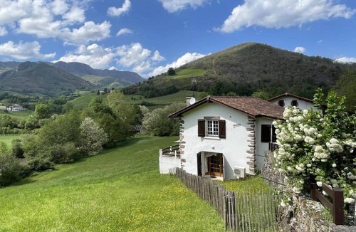 Saint-Etienne-de-Baigorry House | Gîte Irrintzina