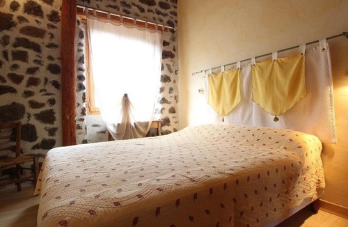 Saint-Christophe-sur-Dolaison House | Gîte à la ferme à Saint-Christophe-sur-Dolaison avec terrasse et chambres privatives - FR-1-582-284