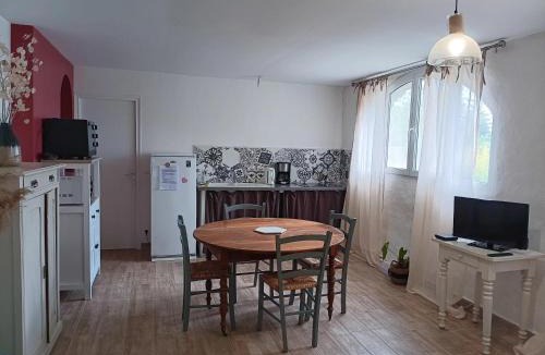 Saint-Julien-de-Cassagnas Apartment | Gîte Gard 4-5 personnes Piscine et rivière