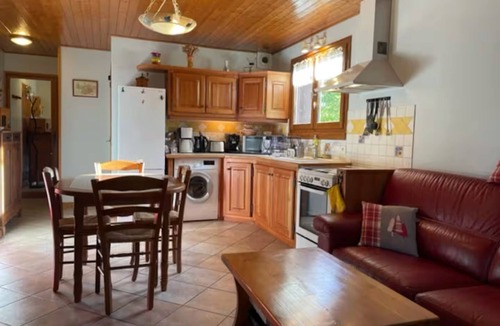 Hauteville Apartment | Gîte l'erablière – 4 guests, mountain views, peaceful village