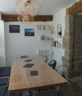 Le Malzieu-Ville House | Gîte La Maison Toute de Travers