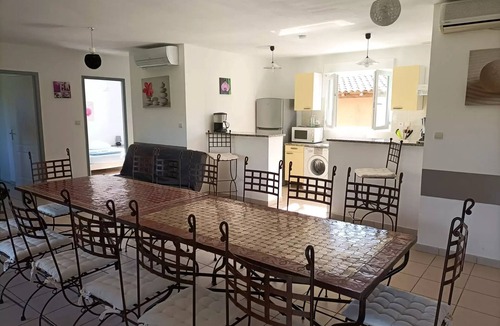 Grospierres Villa | Gîte - 100m² - 4 bedrooms with garden sleeps 16