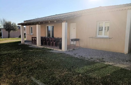Grospierres Villa | Gîte - 100m² - 4 bedrooms with garden sleeps 16