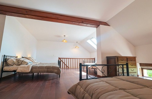 Crevant House | Gite 15 pers center de la France, Household linen and towels provided