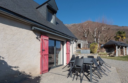 Ouzous House | Gîte d'Ayzi – Charming Rental with Panoramic Views, Ideal for Families or Friends, 15 Minutes from Lourdes